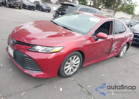 2020 Toyota Camry Le z USA, uszkodzony, nr VIN 4T1C11AK5LU312551